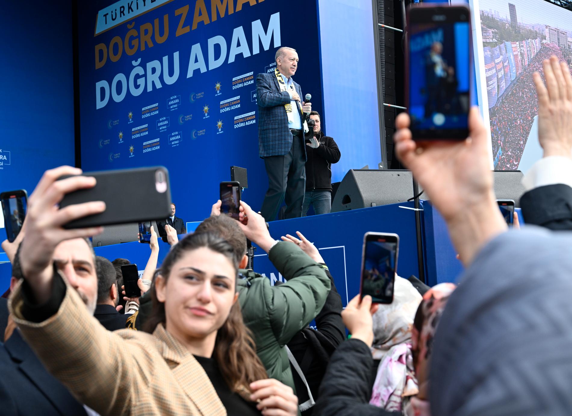Anhängare tar selfies när Turkiets president Recep Tayyip Erdogan håller ett valtal i Ankara.