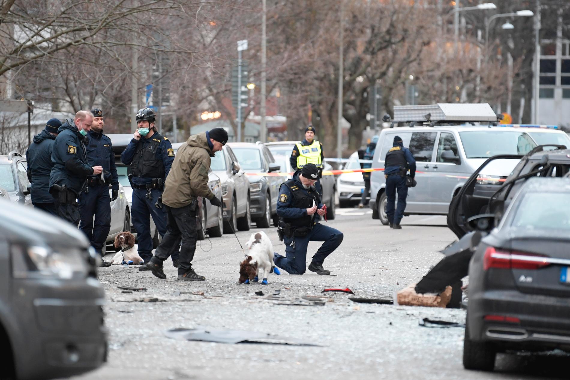 Polispatruller med hundar vid explosionsplatsen på Östermalm.