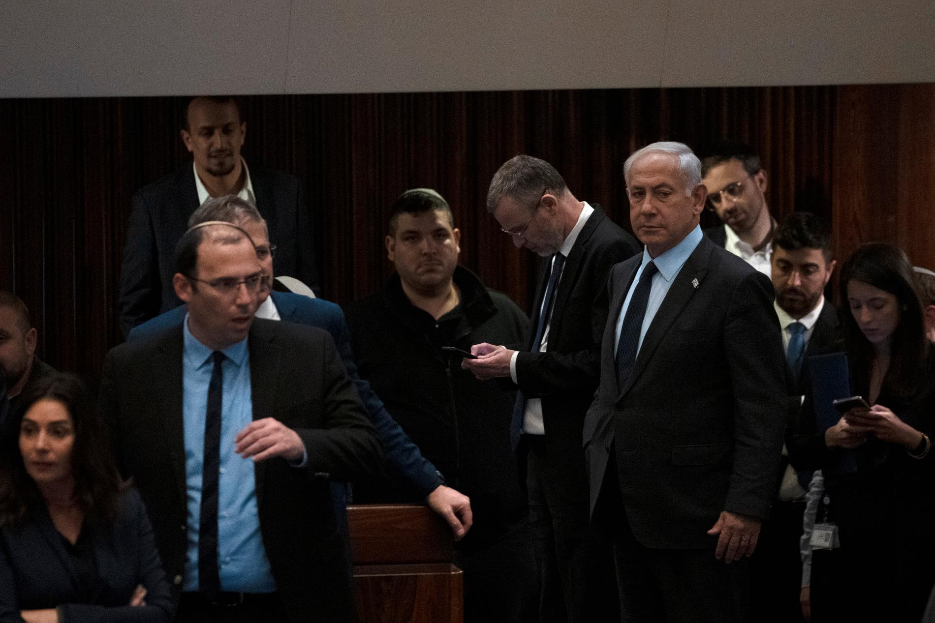 Benjamin Netanyahu, till höger, i knesset i måndags.