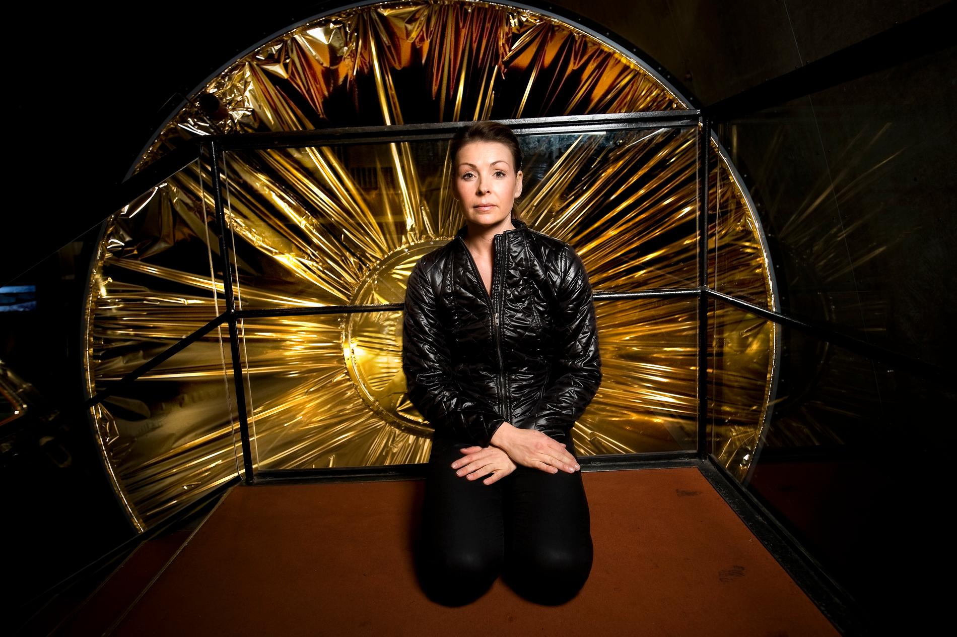 Rymden nästa?  Renata Chlumska framför bakdelen på Genesiskapseln i samband med Tekniska museets rymdutställning.