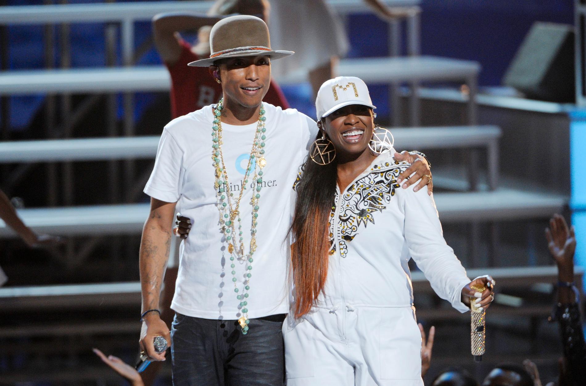 ”Han är som en bror för mig”  ”WTF (Where They From)” är ett samarbete med Pharrell Williams som hon lärde känna redan under gymnasietiden i Virginia. (Här står de på scenen tillsammans under BET Awards i Los Angeles 2014).