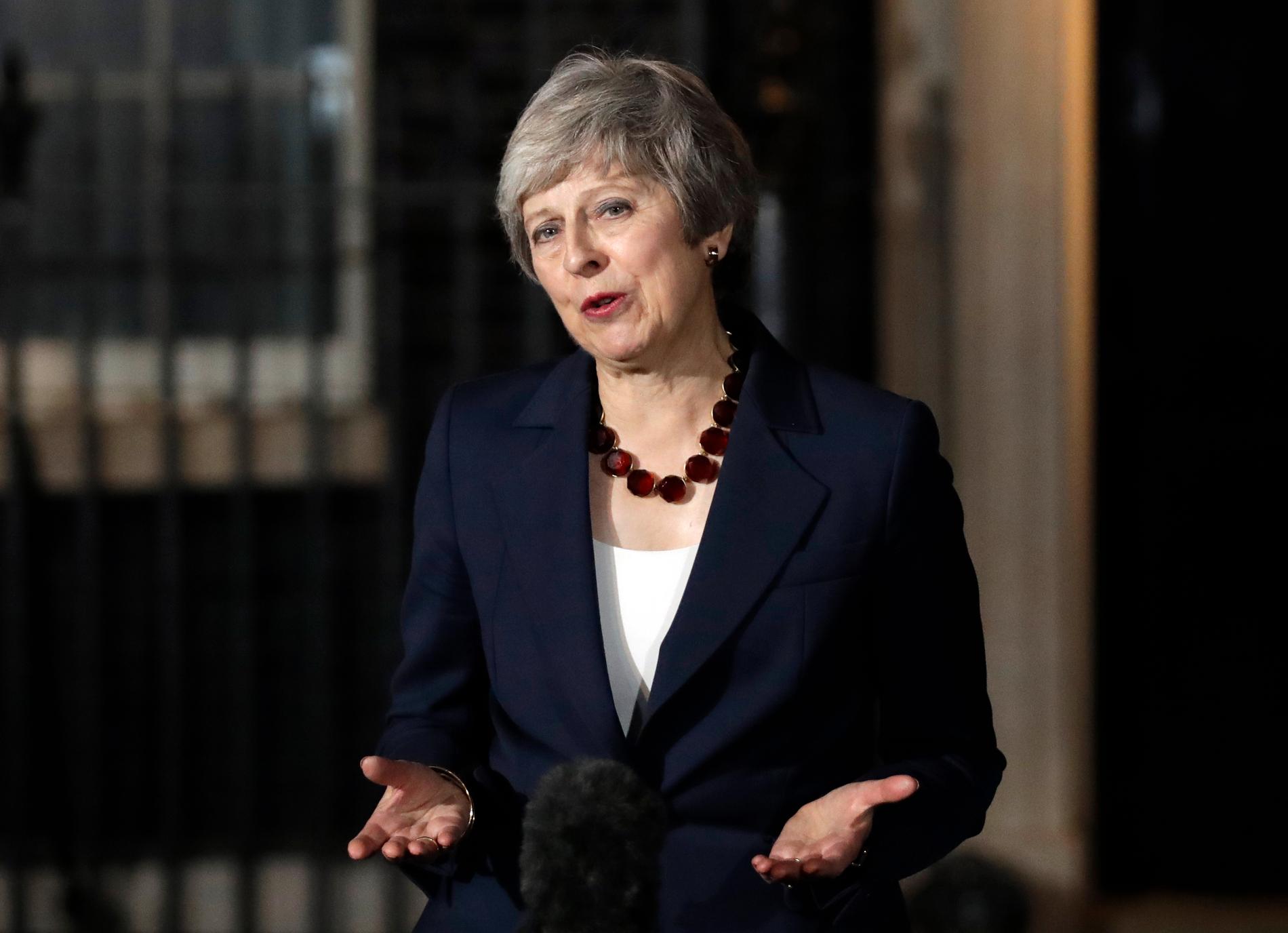 Storbritanniens regering godkänner förslaget till utträdesavtal som förhandlats fram med EU, meddelade premiärminister Theresa May på onsdagskvällen.