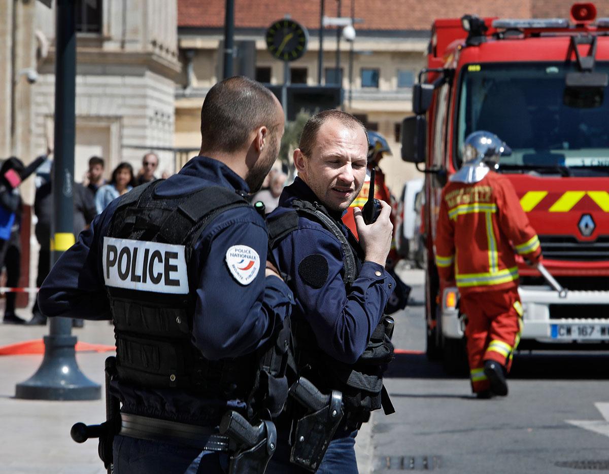 Poliser vid järnvägsstationen i Marseille.