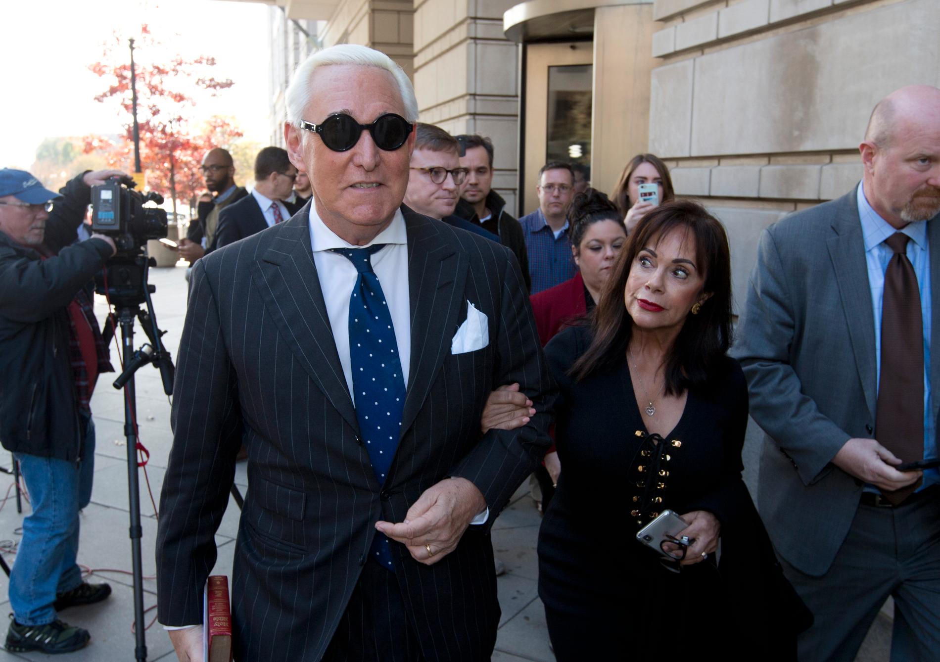 Donald Trumps tidigare rådgivare Roger Stone, tillsammans med sin fru Nydia Stone, i samband med rättegången i november.