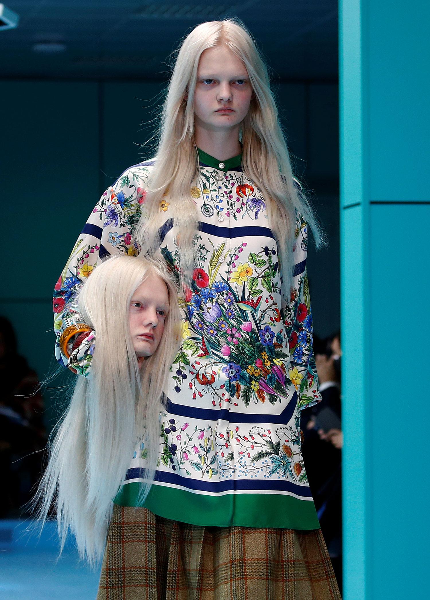 Gucci-modellerna bar sina ”avsågade huvuden” på catwalken – nu får modehuset kritik.