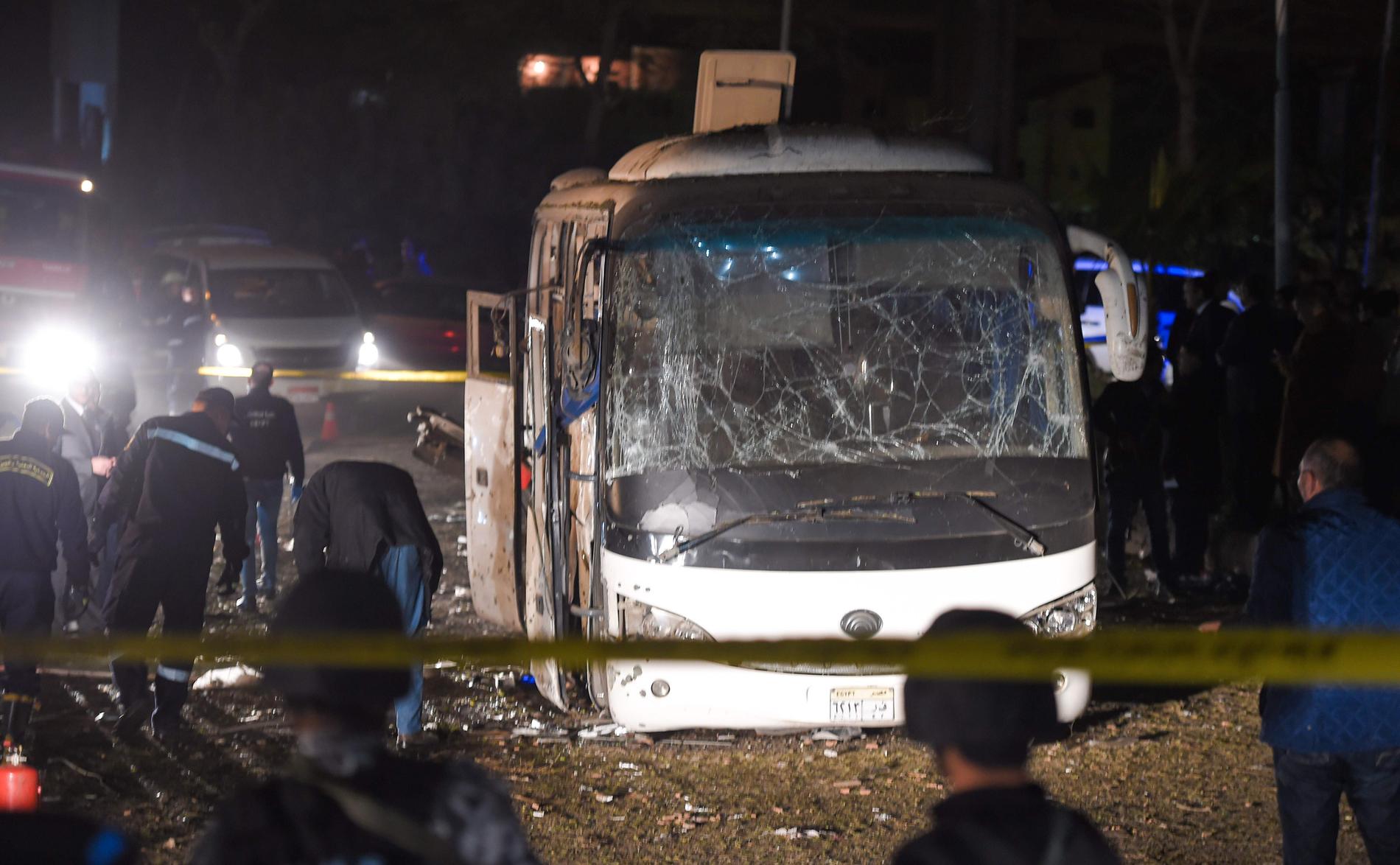 Tre människor har dödats och omkring tio har skadats i en explosion på en turistbuss i utkanten av Egyptens huvudstad Kairo.