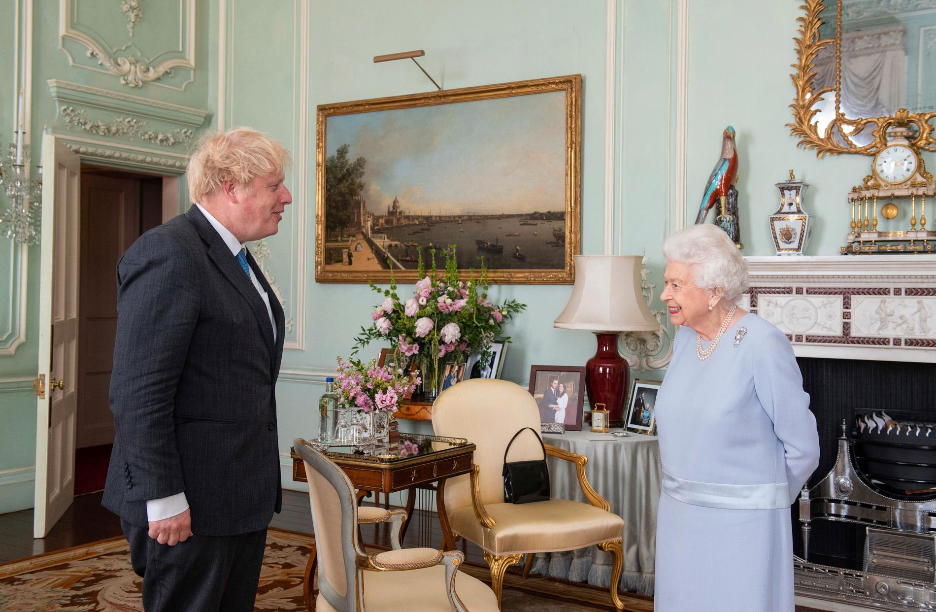 Boris Johnson och drottningen på Buckingham Palace. 