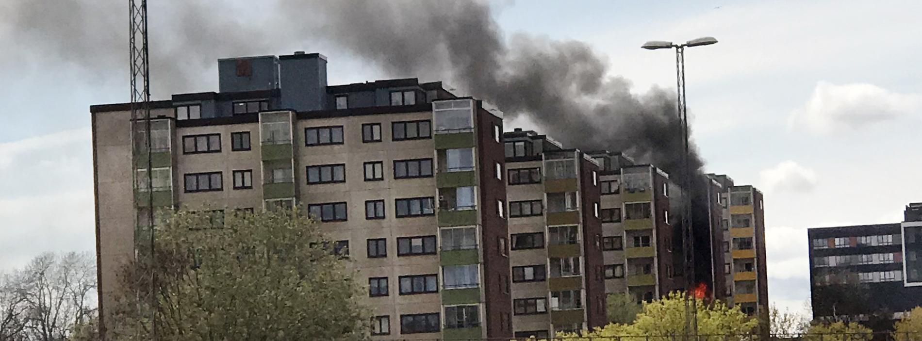 Ett höghus brinner i Botkyrka i Stockholm.