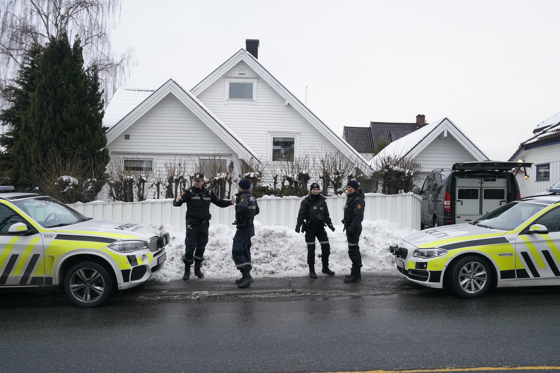 Polis utanför parets bostad i Oslo.