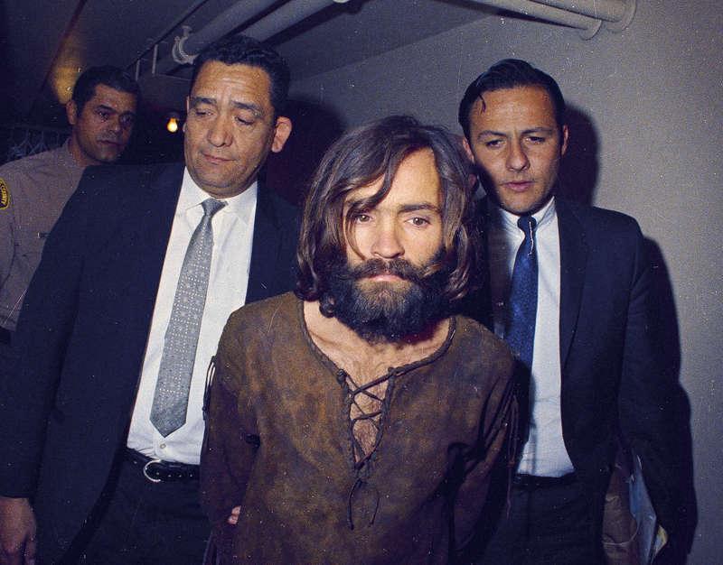 Charles Manson på väg till rättegång 1969.