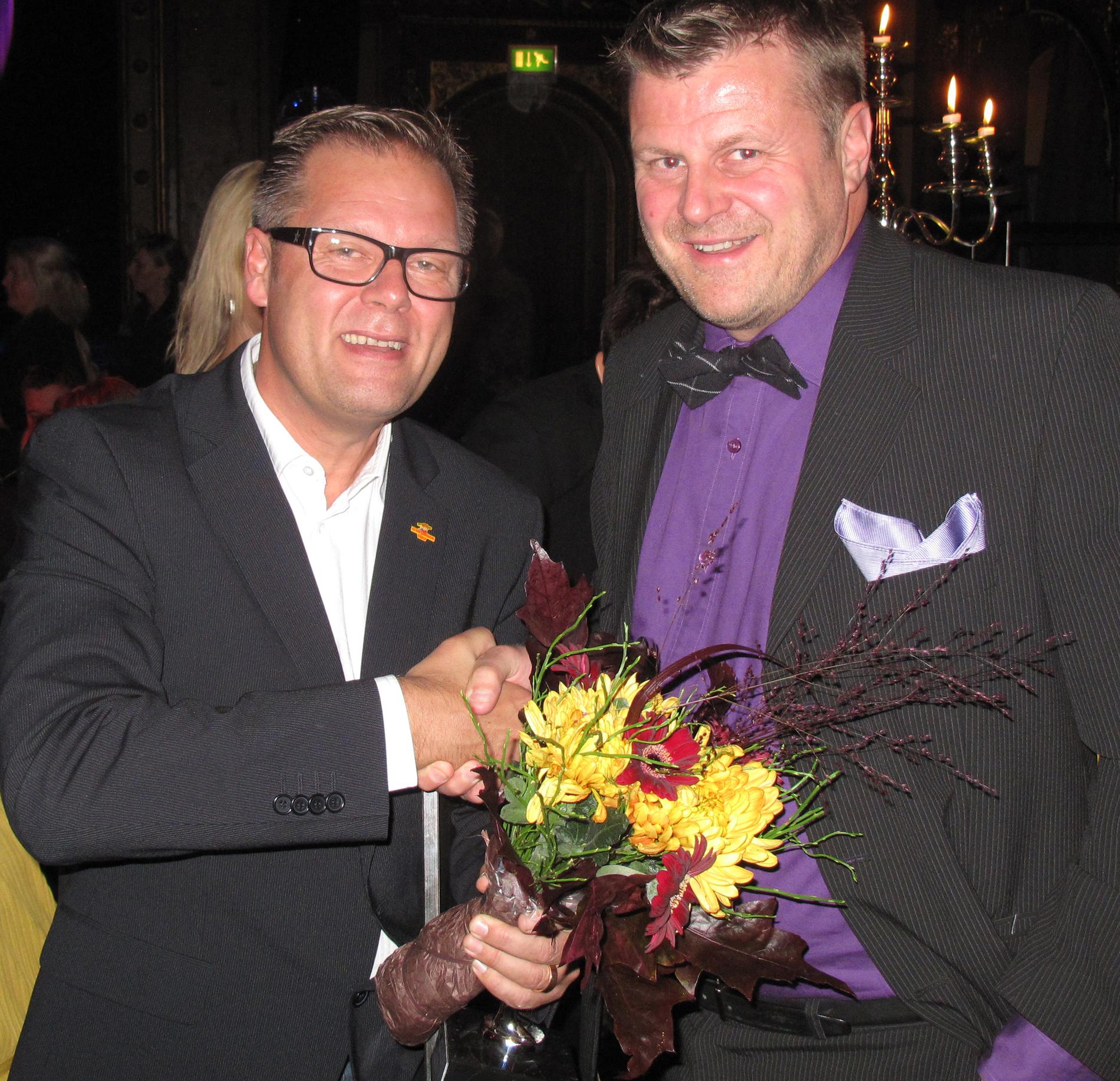 Årets Trip Global Awards-vinnare, Mikael Ahlerup, vd för Astrid Lindgrens Värld, blir grattad av förra årets vinnare, Håkan Gullberg, rederichef på Göta Kanal Rederi.