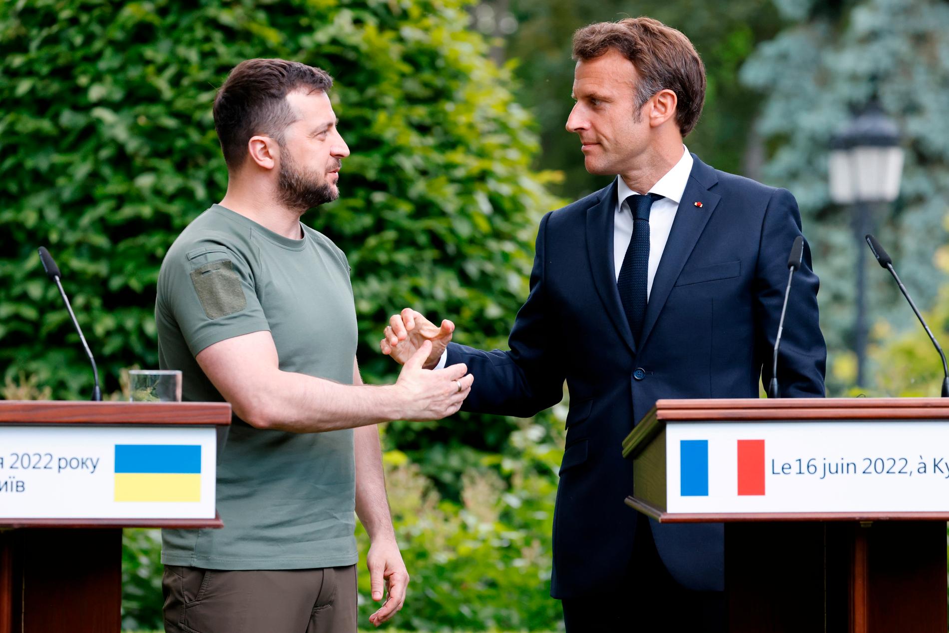 Ukrainas president Volodymyr Zelenskyj och Frankrikes Emmanuel Macron på möte i Kiev i förra veckan. Ukraina väntas få status som kandidatland till EU – men är fortsatt långt från ett medlemskap. Arkivbild.