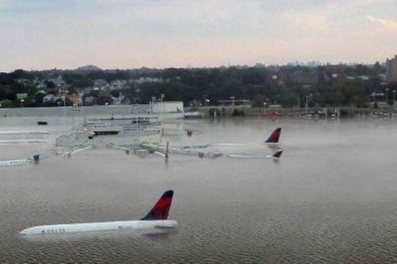 Just nu delas en falsk bild på Houstons flygplats. 
