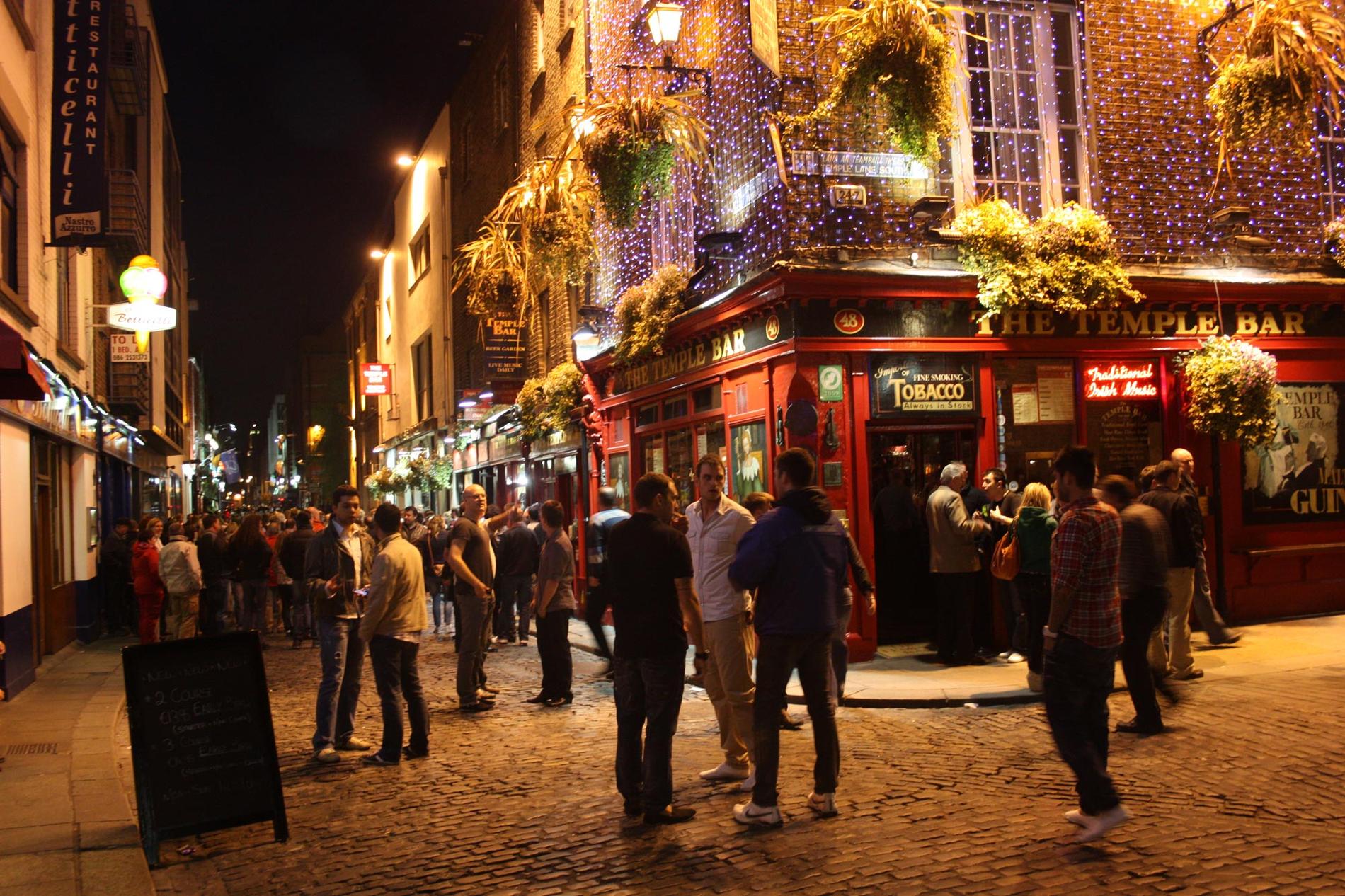 Temple Bar lockar törstiga turister och ”locals” i Dublin.