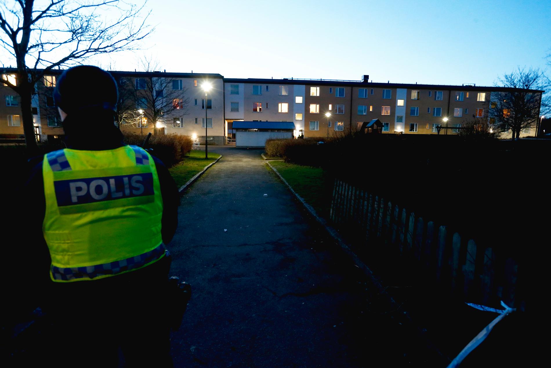 Polis på plats i stadsdelen Hageby i Norrköping efter onsdagsmorgonens explosion.