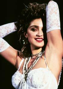 En tidig Madonna, med spets, pärlor och mycket, mycket hårspray.
