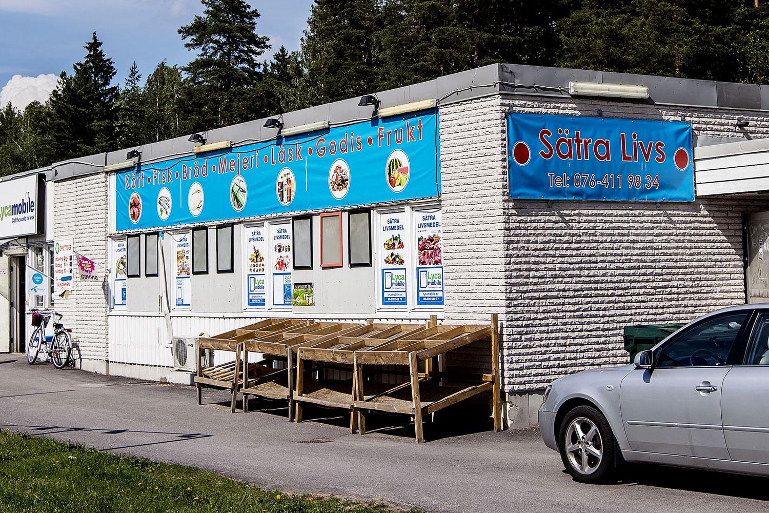 Sätra livs är en oansenlig livsmedelsbutik i Gävles utkant.