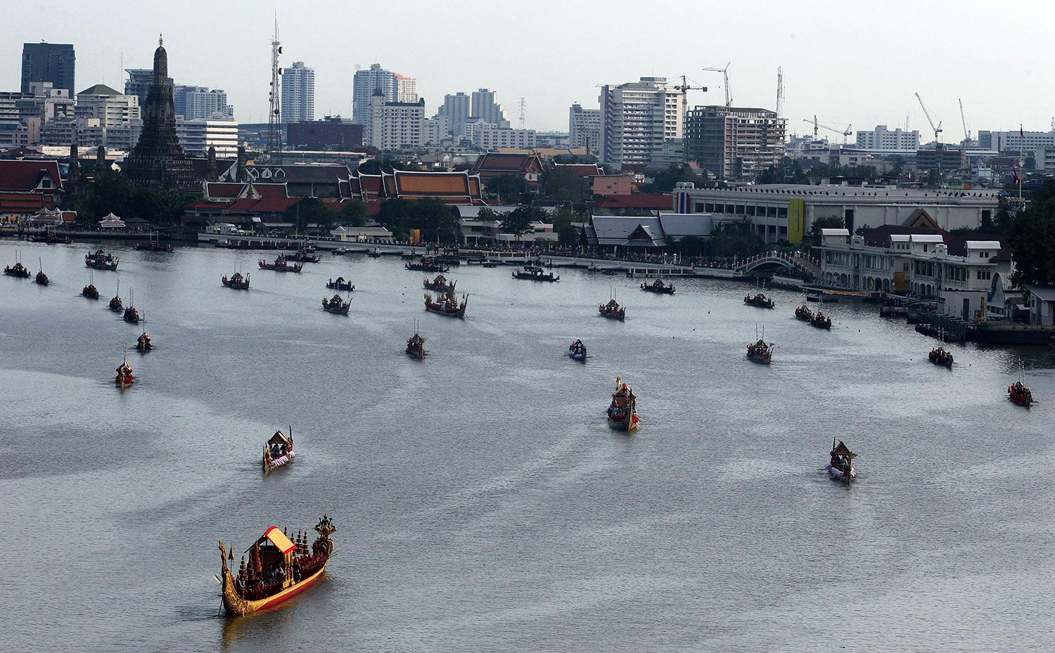 Den misstänkta bomben ska ha kastats ner från bron Taksin och landat i floden Chao Phraya.