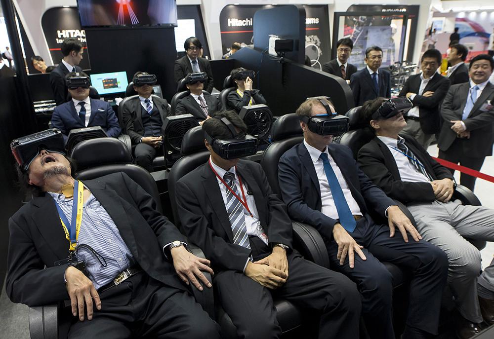 Vad tycker ni, gubbar? Mörk kostym, slips och VR-glasögon är populärt på Tokyo Motor Show.