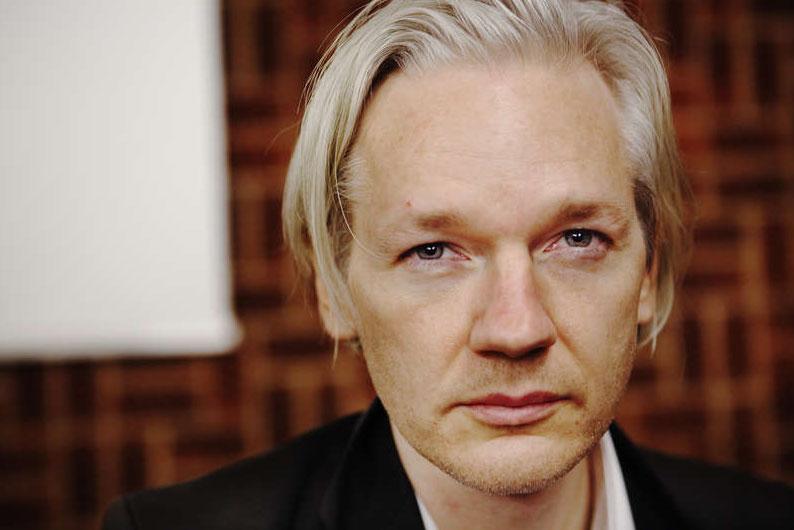 NEKAR TILL ANKLAGELSERNA Julian Assange har anhållits i sin frånvaro misstänkt för våldtäkt. Wikileaksgrundaren nekar till anklagelserna i ett mejl till Aftonbladet.
