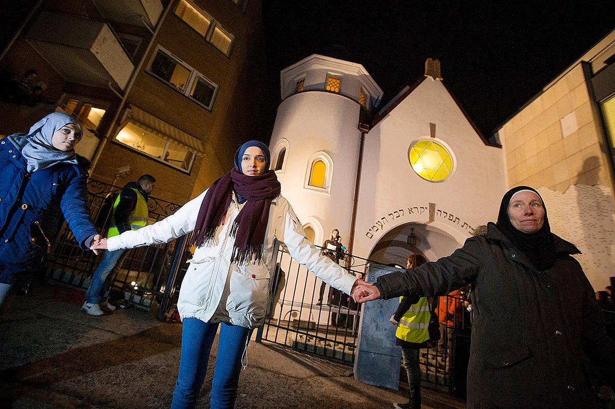Fredsring. I lördags samlades mer än 1 000 människor vid Oslos synagoga och bildade en fredsring. Initiativet togs av unga muslimer i Norge efter den senaste tidens attacker mot judar runtom i Europa.