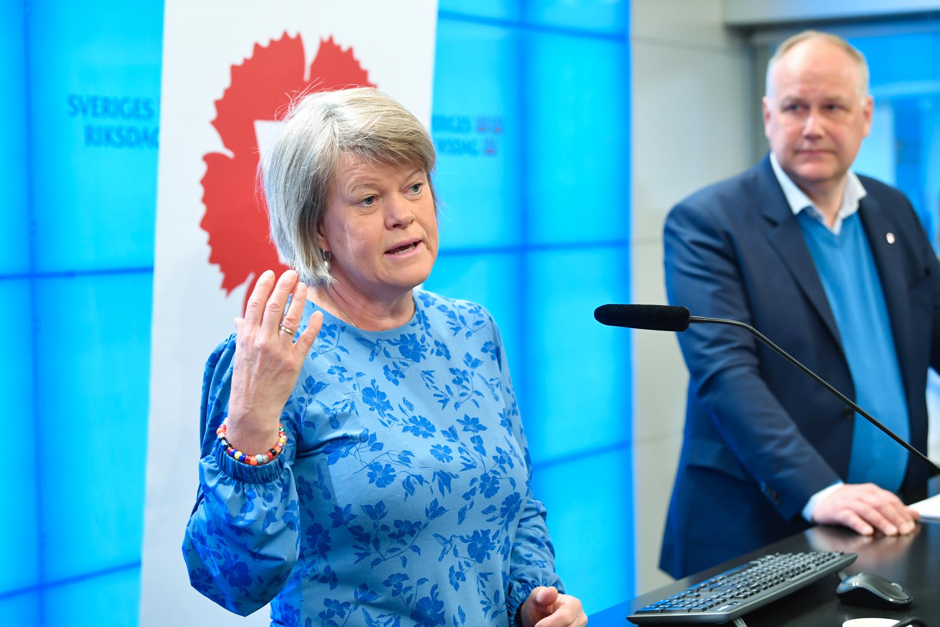 Vänsterpartiets ekonomiskpolitiska talesperson Ulla Andersson och partiledare Jonas Sjöstedt håller pressträff.