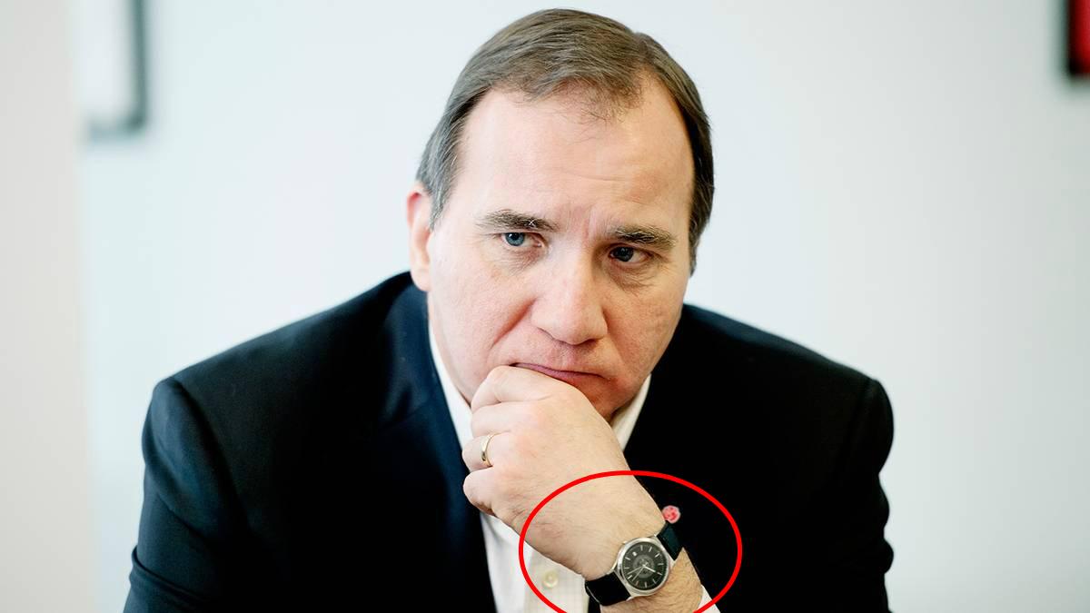 Stefan Löfven med klockan som diskuterats.