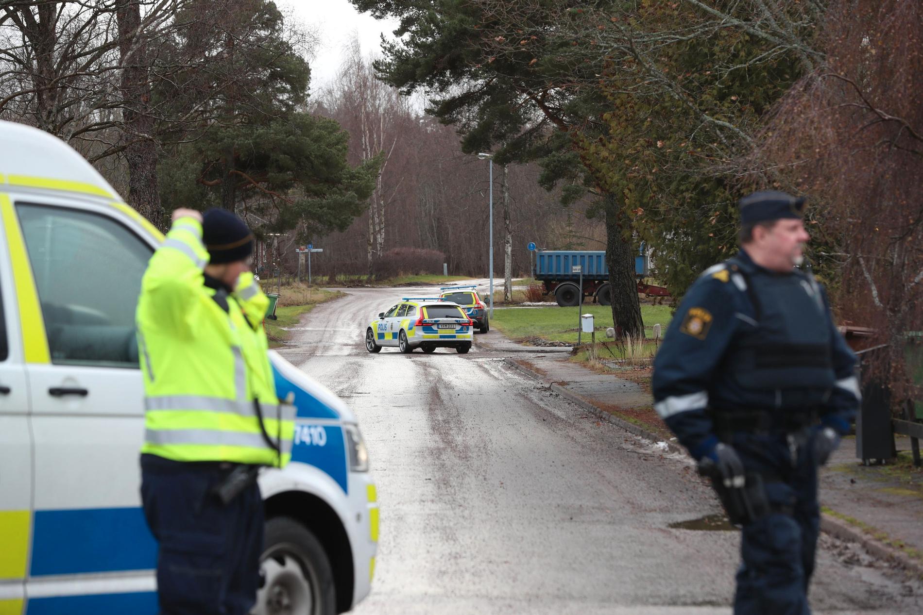 Polisen har spärrat av ett område i Tibro.
