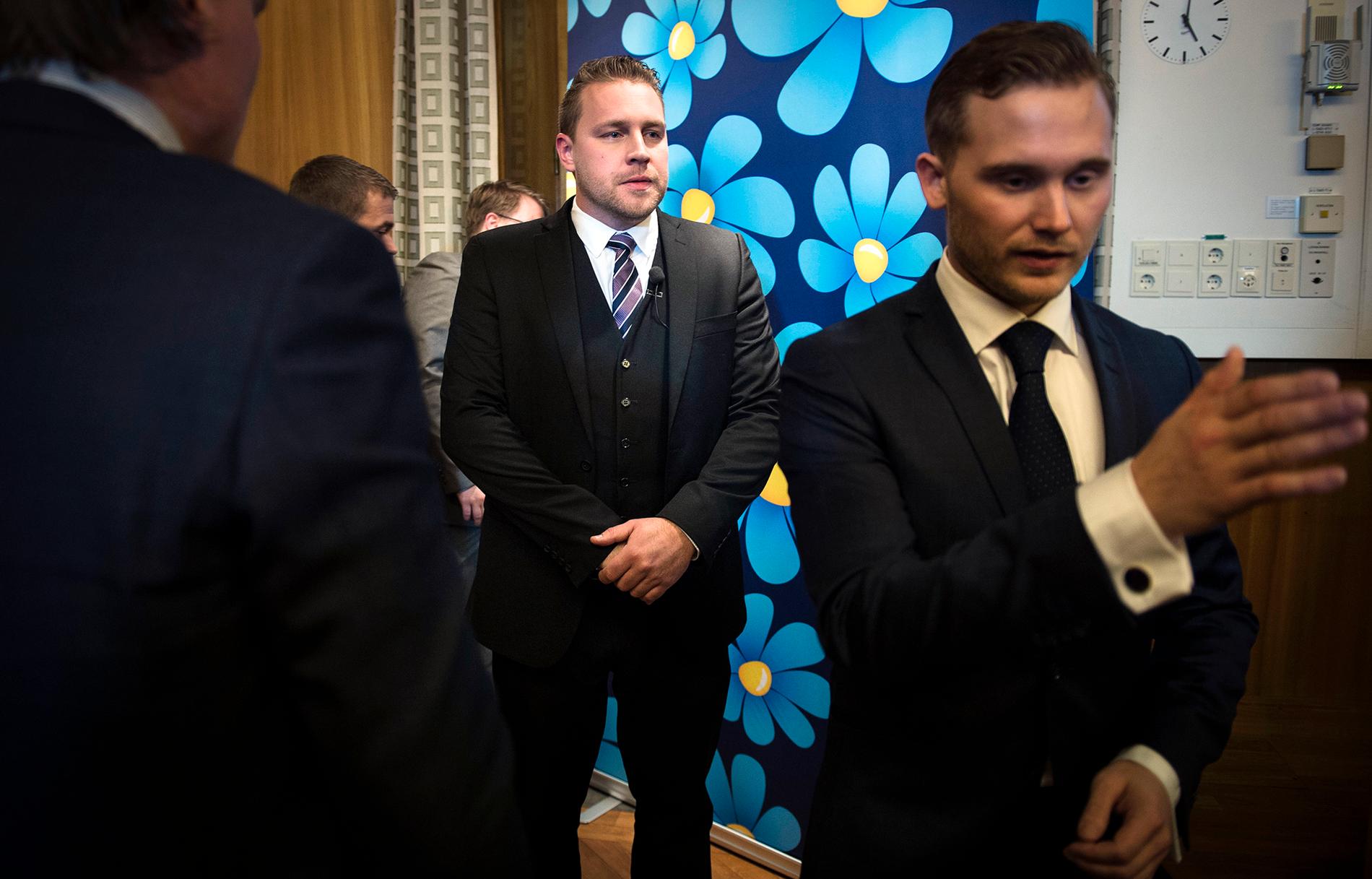 Sverigedemokraternas tf partiledare Mattias Karlsson lämnar presskonferensen efter att ha lämnat beskedet att partiet tänker rösta på oppositionens budgetförslag.
