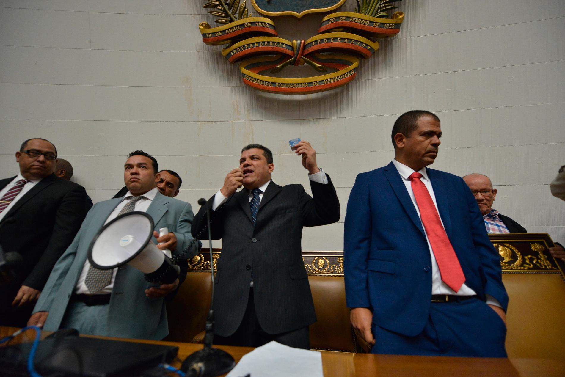 Parlamentarikern Luis Parra utropar sig till talman på bekostnad av oppositionsledaren och rivalen Juan Guaidó.