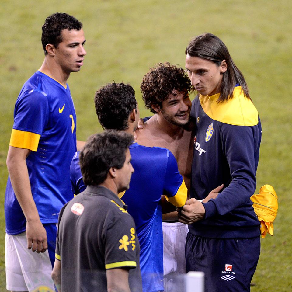 Zlatan Ibrahimovic skojar med Thiago Silva och Alexandre Pato efter en jubileumsmatch mellan Sverige och Brasilien
