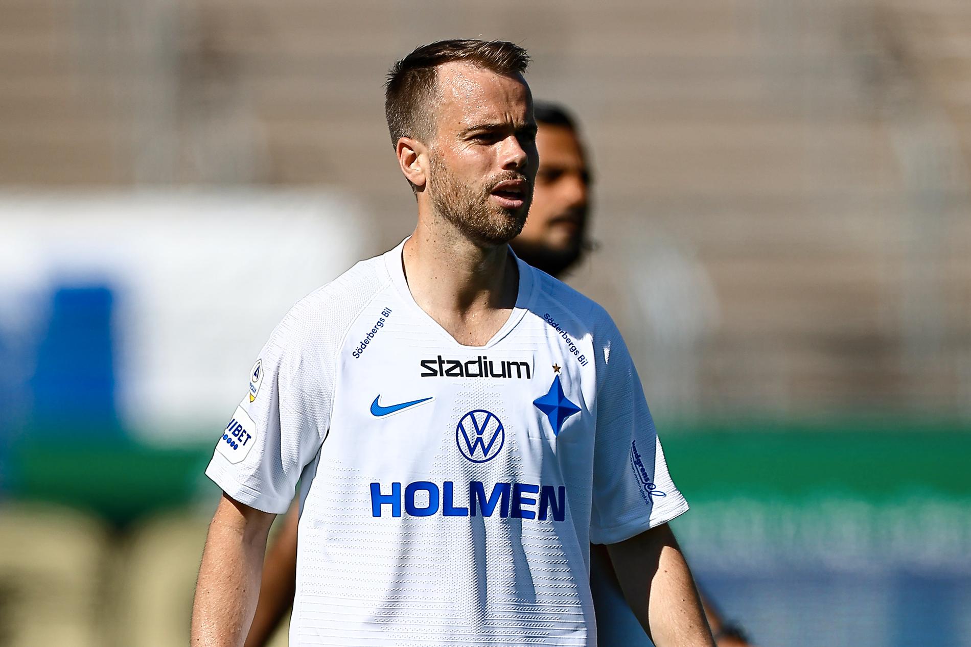 Andreas Blomqvist jagas av Mjällby. 