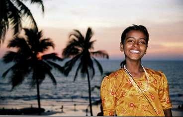 Sita är runt tio år (hon vet inte riktigt själv) och har kommit till Goa från Karnataka för att sälja saris och smycken till turisterna på stranden. Det är ett slitsamt liv för strandförsäljarna. Konkurrensen är hård och mutorna till polisen för att inte bli ivägjagade tar mycket av vinsten.