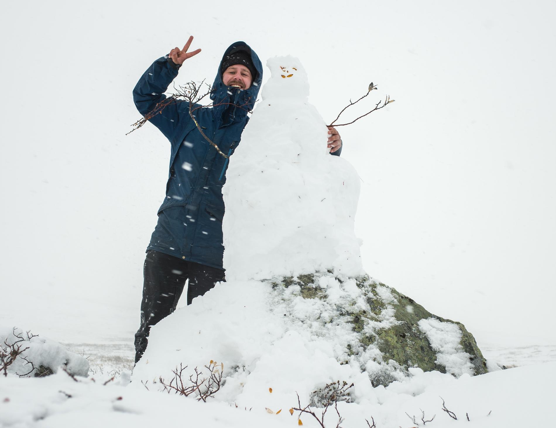 Jonas Berglund från Hemavan byggde årets förmodligen första snögubbe.