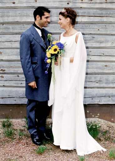 Emma hade bara känt Lasse Lindroth i fem dagar när han friade. De gifte sig i Sälen den 19 juni 1999. Tre veckor senare dog Lasse i en bilolycka.