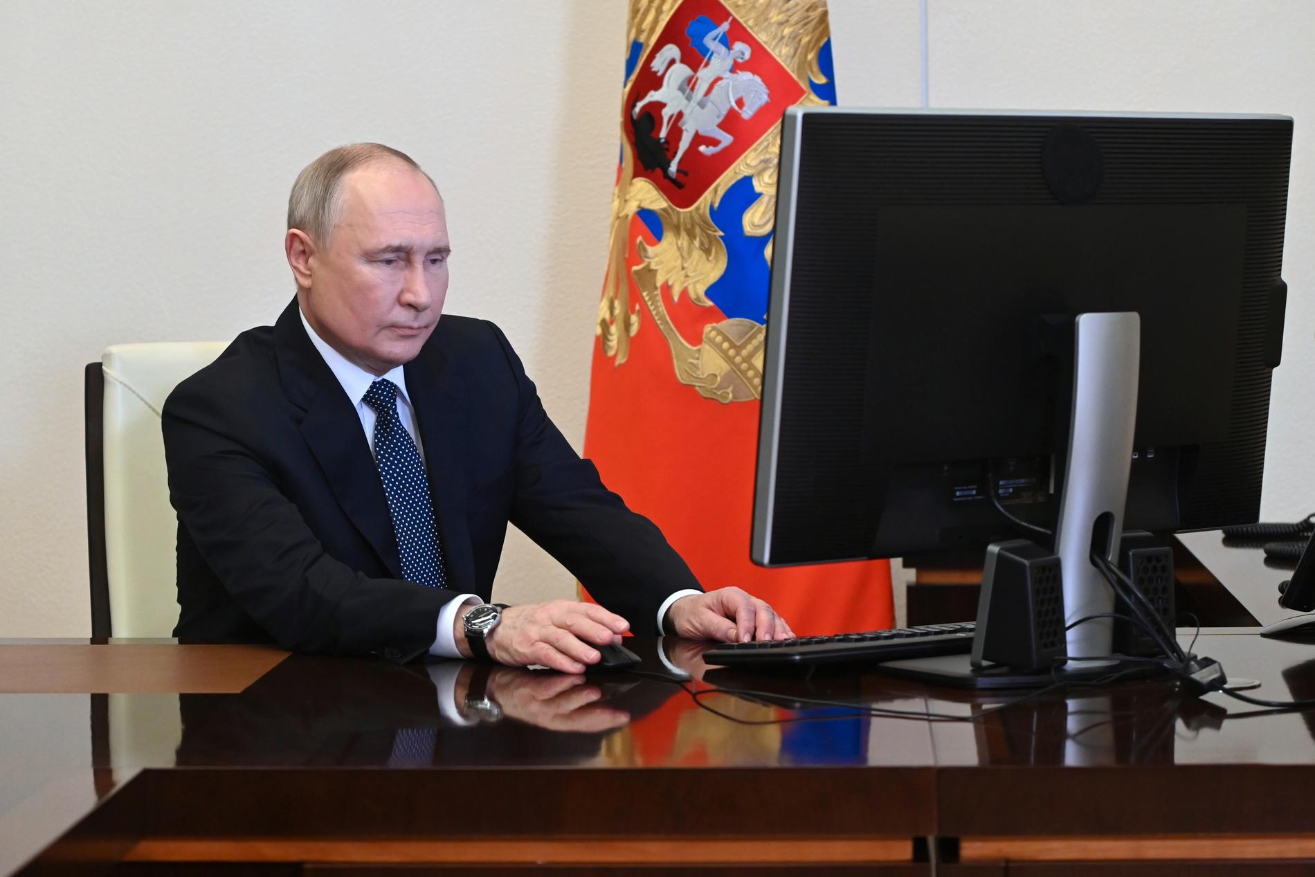 Vladimir Putin röstar digitalt från sitt kontor.