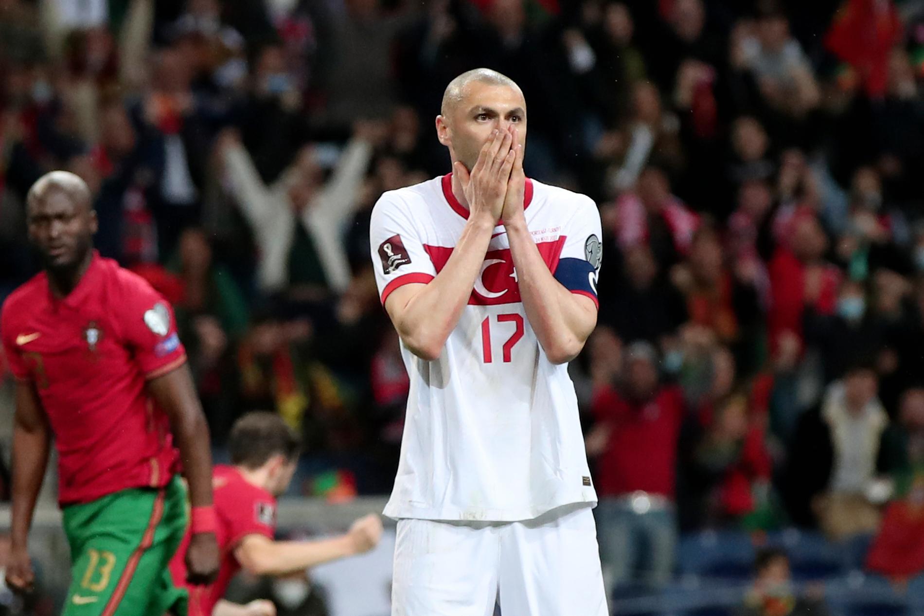 Turkiets Burak Yilmaz efter att ha missat en straff i playoffsemifinalen till VM, mot Portugal.