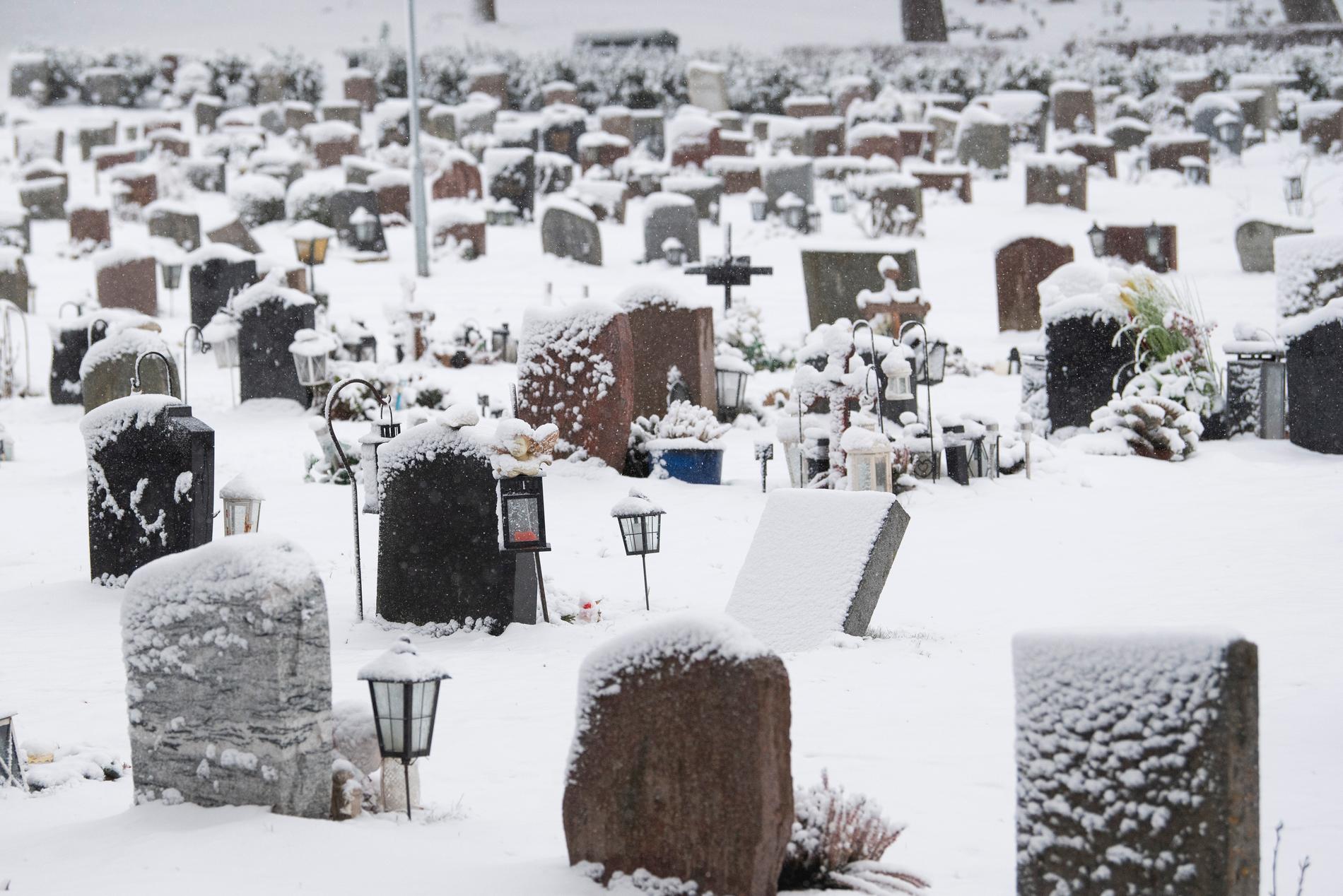 Arkivbild på en snöig kyrkogård. 