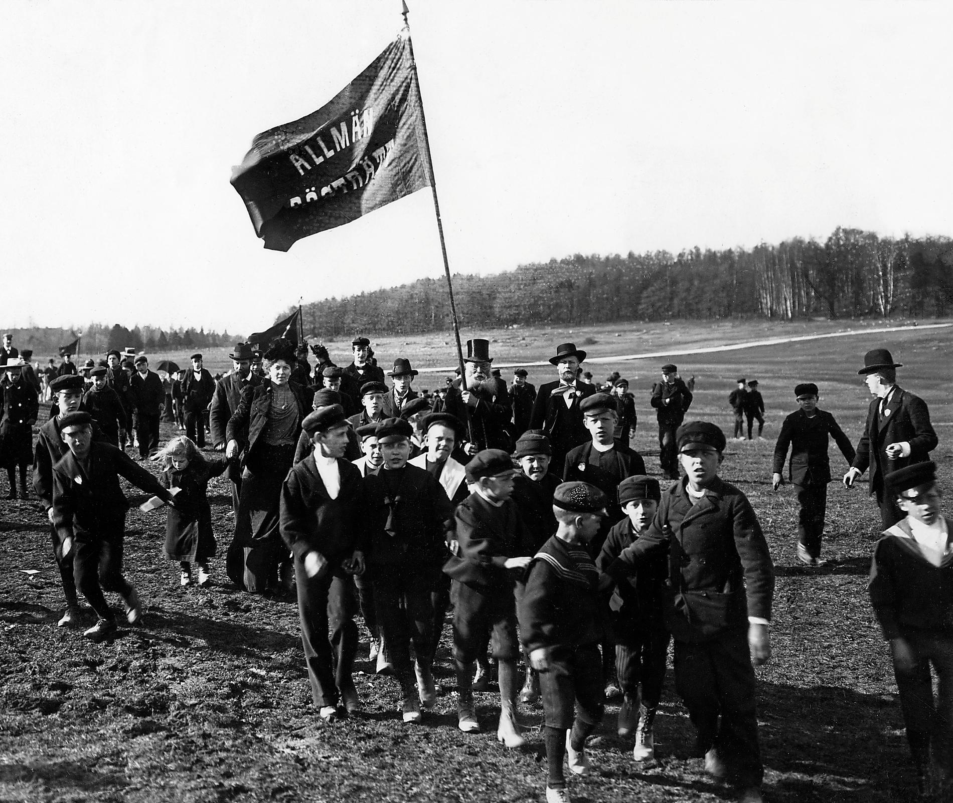 Första maj-demonstration på Gärdet i Stockholm 1902. Författaren Maja Hagerman drömmer om ett 