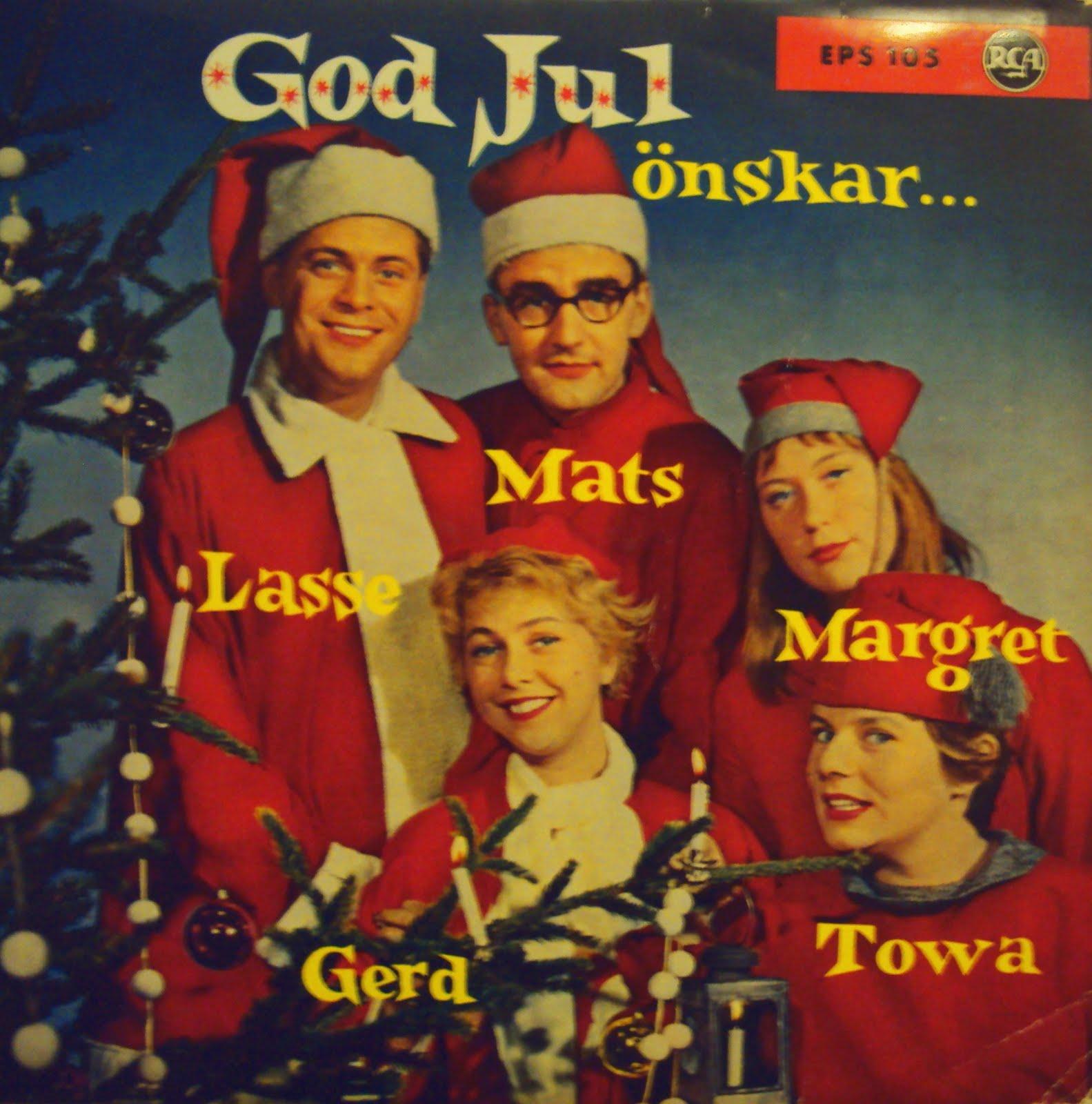 Legendarer från förr önskar god jul. Runt granen tindrar och sjunger Mats och Gerd Persson, Lasse Lönndahl, Towa Carsson och Margret Jonsson.