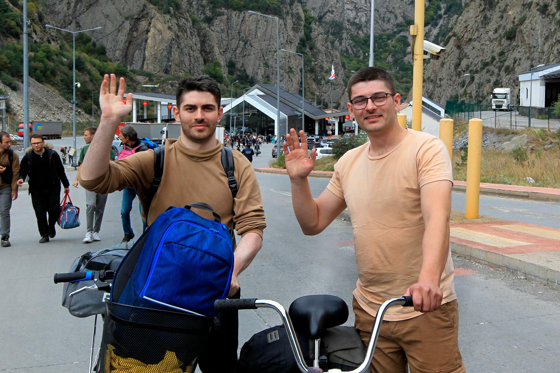 Två ryska män som just tagit sig över gränsen till Georgien den 28 september 2022.
