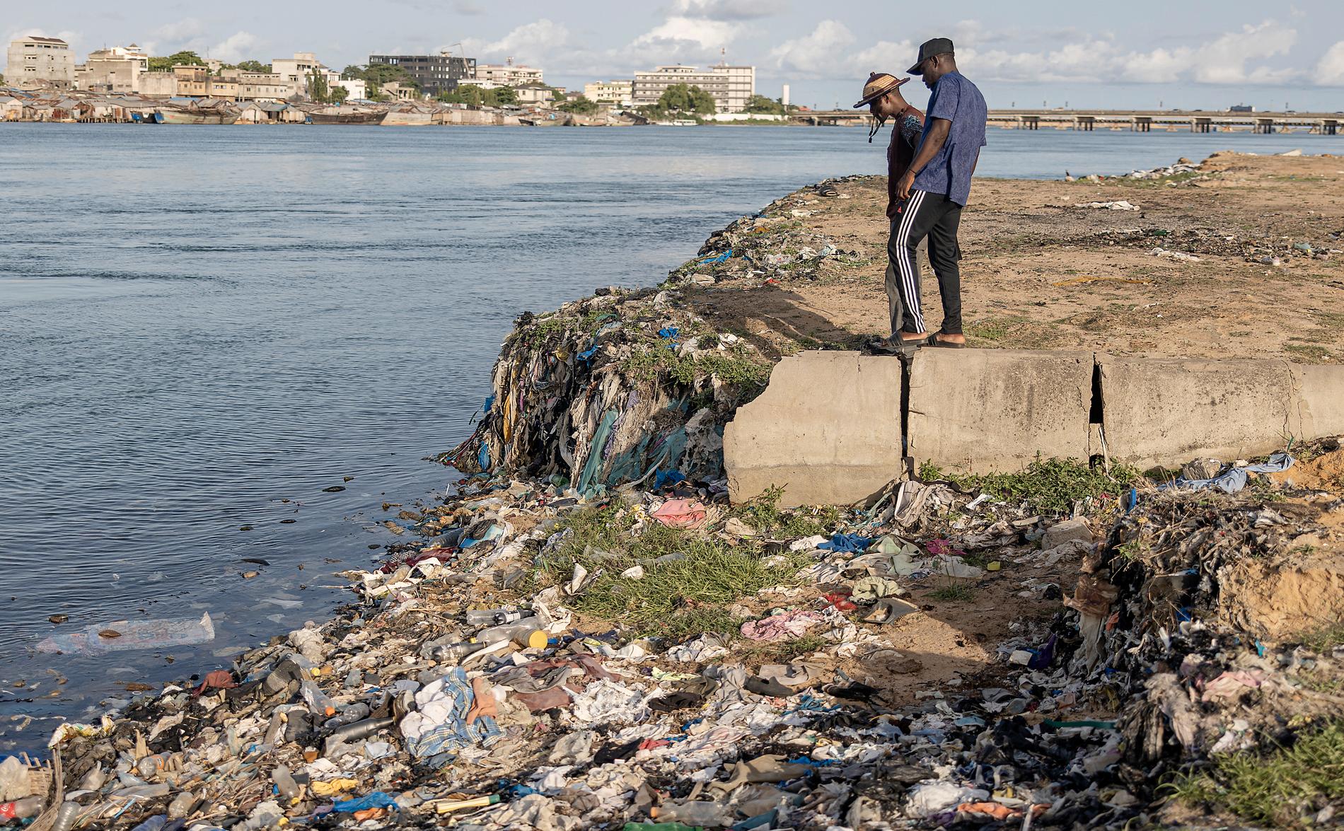 Aftonbladets granskning visar apokalyptiska scener där en sörja av kläder förorenar vattendrag och hav, här i Benin.