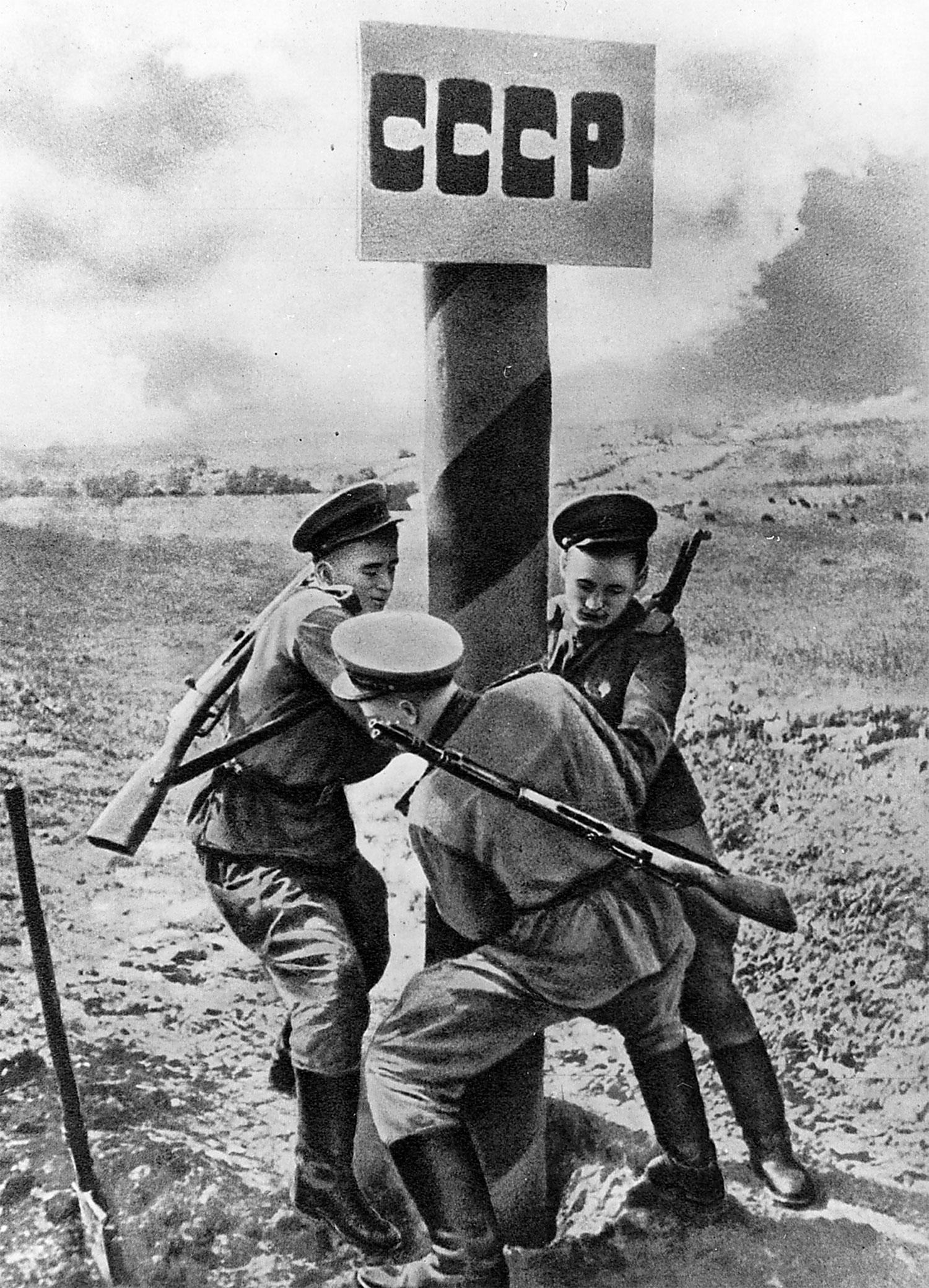 rött skynke för högern  Sovjetiska soldater reser en gränsstolpe i slutsskedet av andra världskriget. ”Borgerliga debattörer får panik när nån antyder att Sovjet kanske nån gång gjorde nåt bra, exempelvis att besegra Hitler”, skriver Åsa Linderborg. Foto: TT