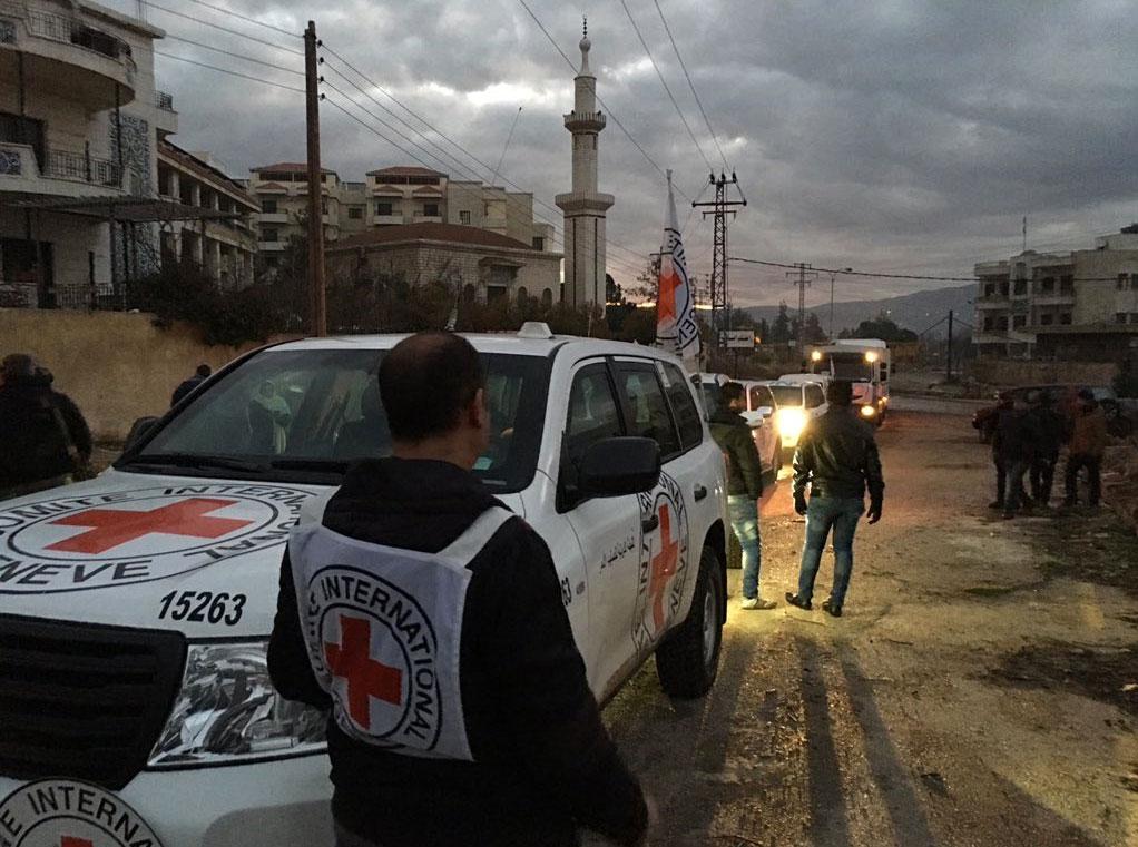 Röda korsets konvoj med förnödenheter kommer till belägrade staden Madaya.