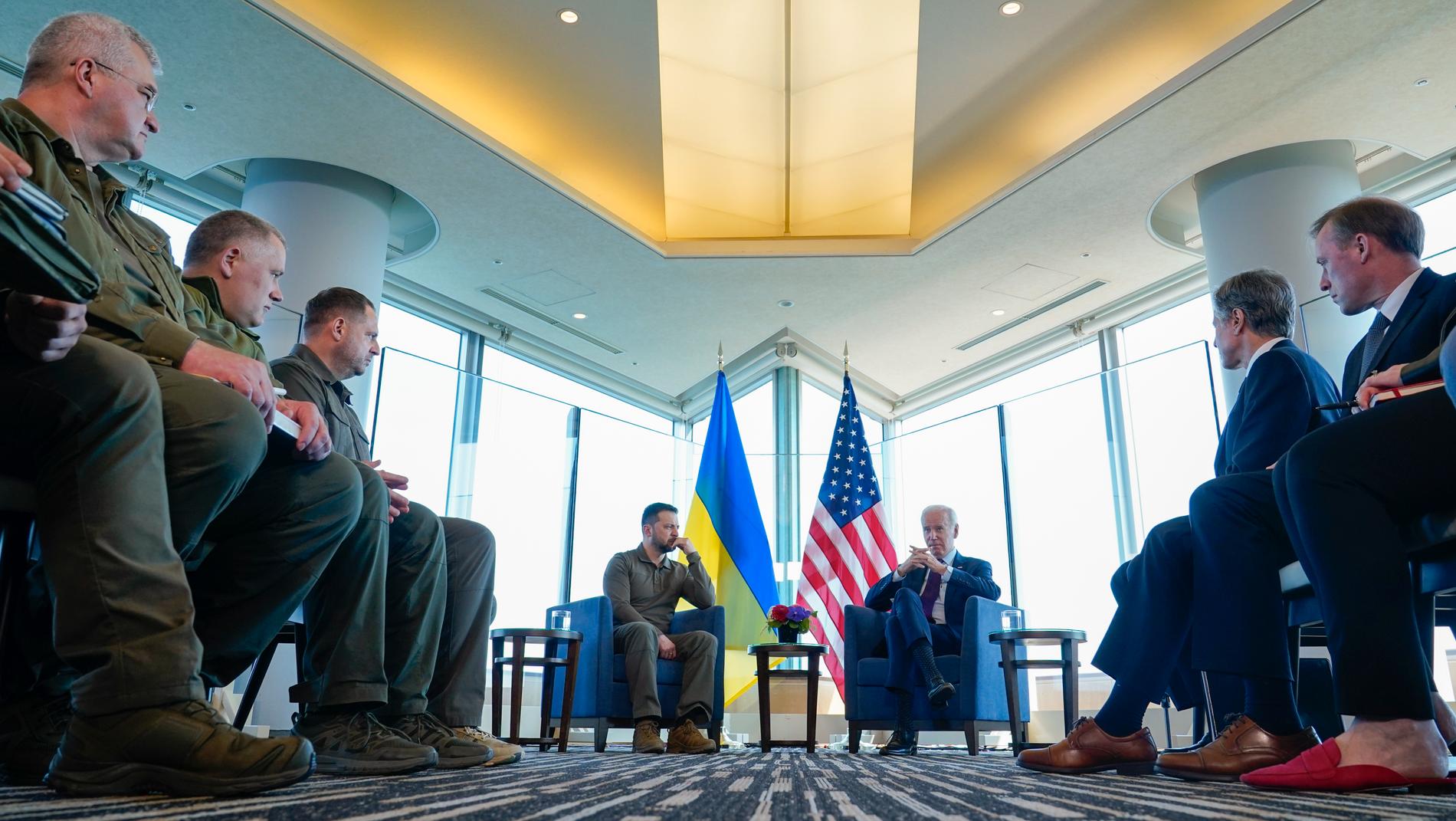 Ukrainas president Zelenskyj och USA:s president Joe Biden på G7-mötet i Japan. 