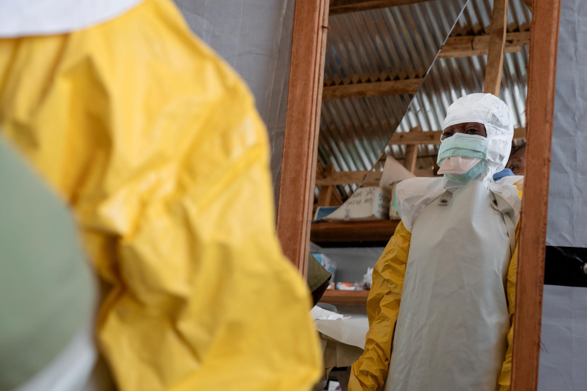 Skyddsutrustningen bärs av sjukvårdspersonal som möter ebolapatienter eller de som misstänkts vara smittade med den farliga sjukdomen. Arkivbild.