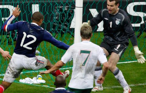 Thierry Henry spelar fram målskytten William Gallas efter att först ha tagit med sig bollen med handen.