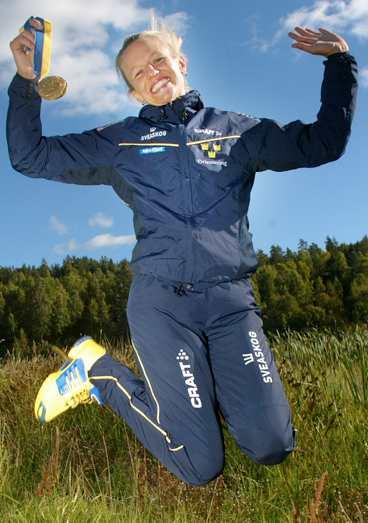 Karolina A Höjsgaard med ett VM-guld.