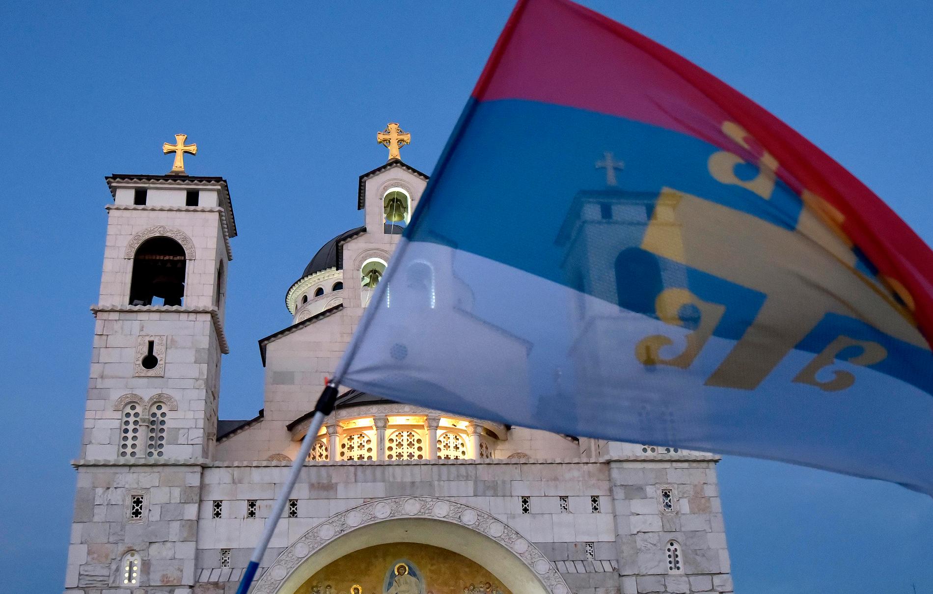 En gammaldags serbisk flagga vid en serbisk ortodox kyrka i Montenegros huvudstad Podgorica. Arkivbild.