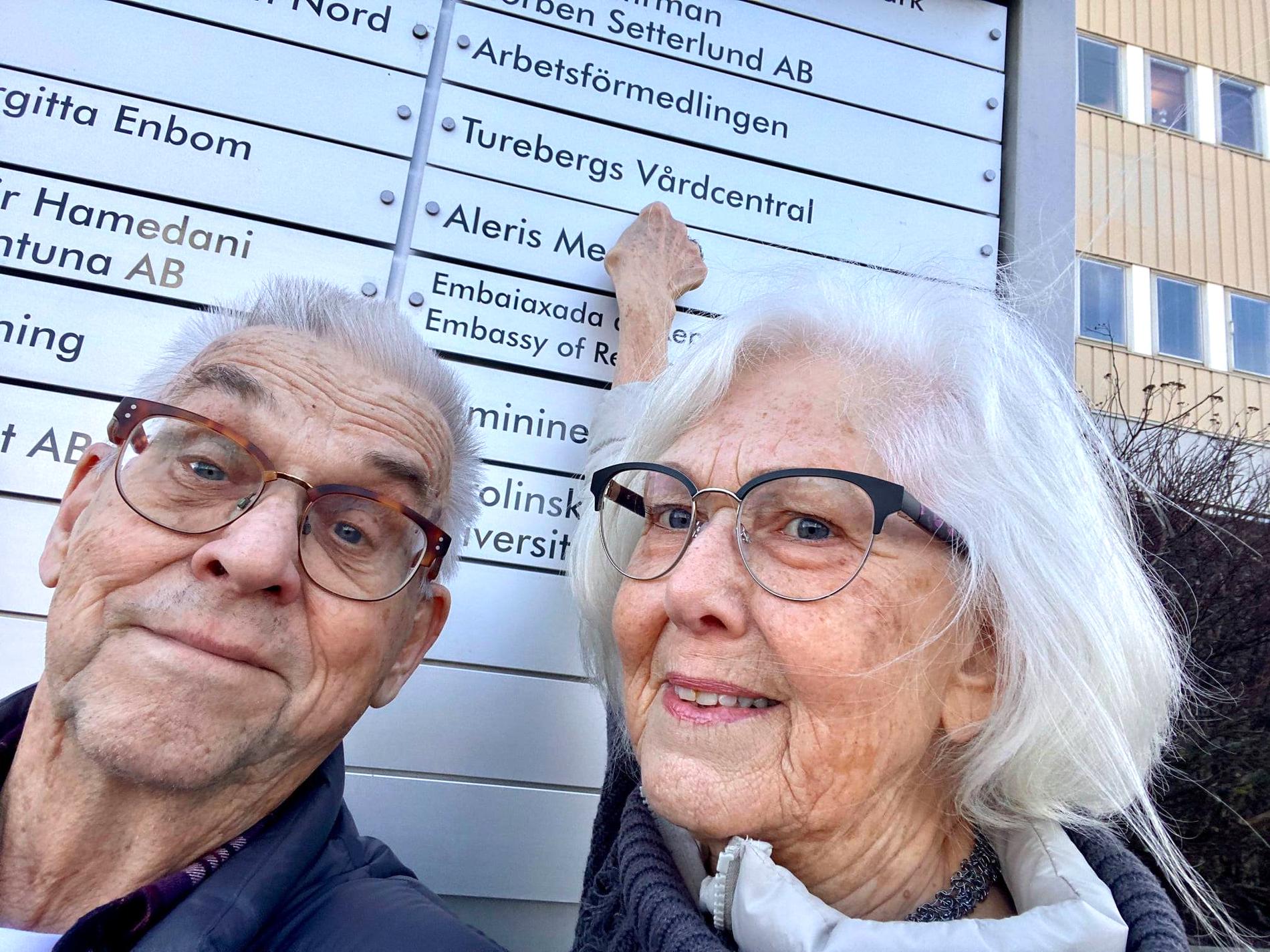"Jag upptäckte det på morgonen. Jag skrev in i min kalender att nu på tisdag är det tre veckor. Då ska vi krama våra barnbarn", säger Birger Thuresson från Sollentuna. Här en bild när han och hans fru Ulla fick sin första spruta den 30 mars.